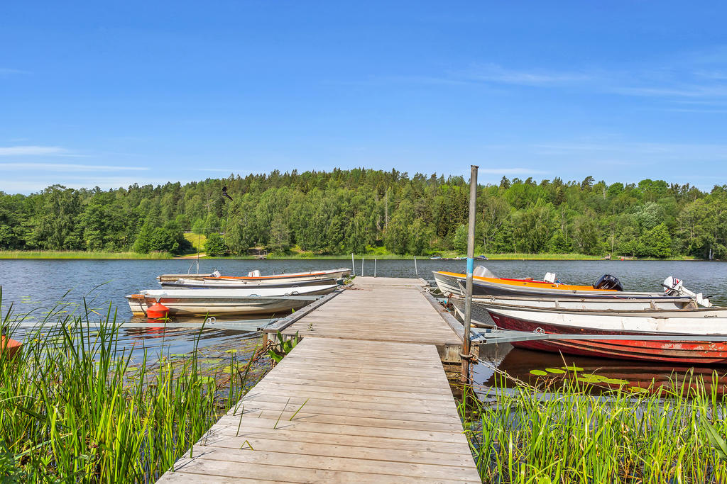 Sommarbild på båtbryggan