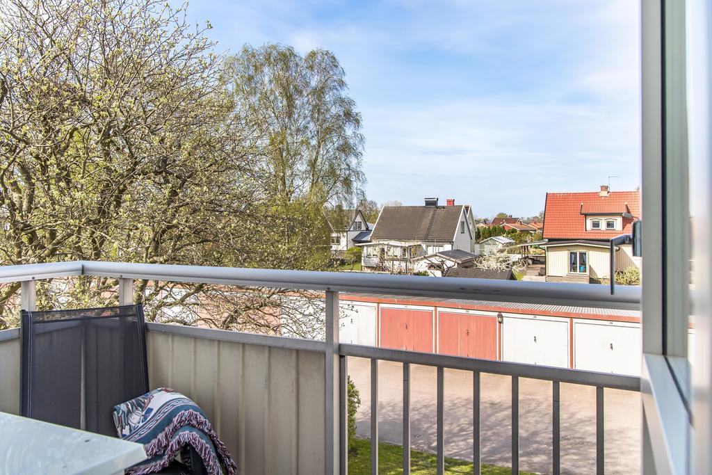 Balkong med eftermiddags/kvällssol, här har ni utsikt mot villaområdet 