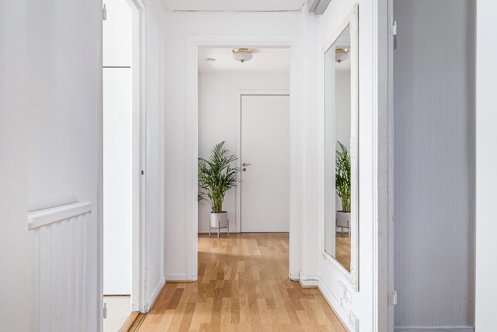 Vyn från entrén med köket till vänster