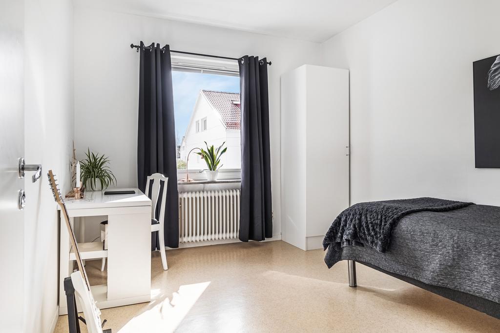 Det mindre sovrummet med härligt ljusinsläpp