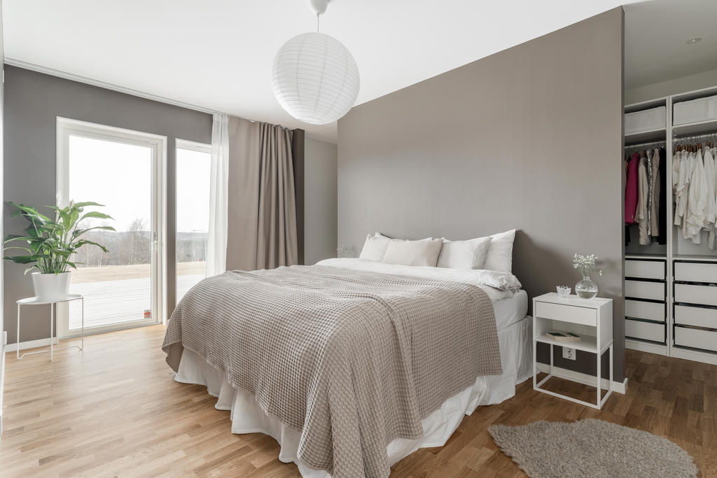 Master bedroom med Walk in closet och eget badrum