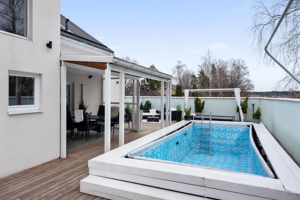 Pool och spabad på den härliga uteplatsen