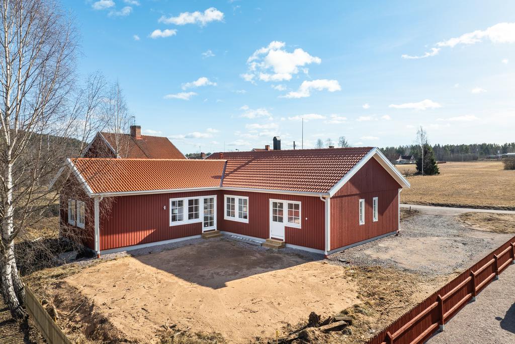 Underbart läge i omtyckta byn Övermo med gång- och cykelavstånd till centrala Leksand samt skolor och förskolor, och med älven och vattnet alldeles runt hörnet.