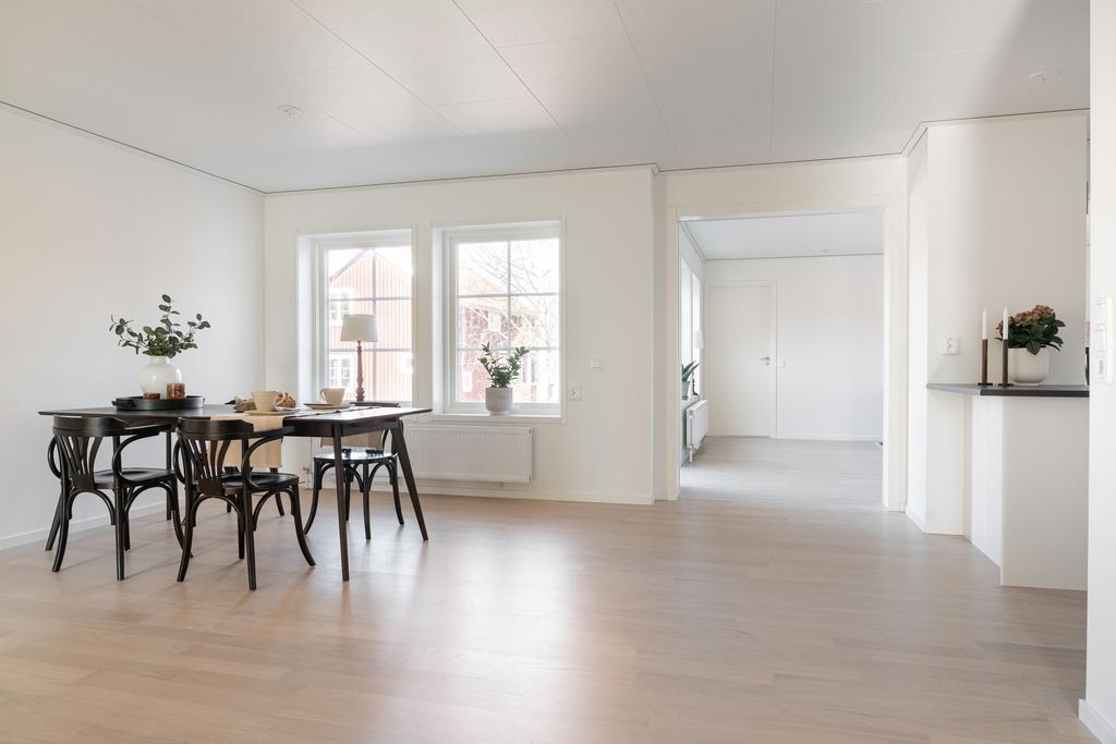 Stor matplats i anslutning till köksdelen.