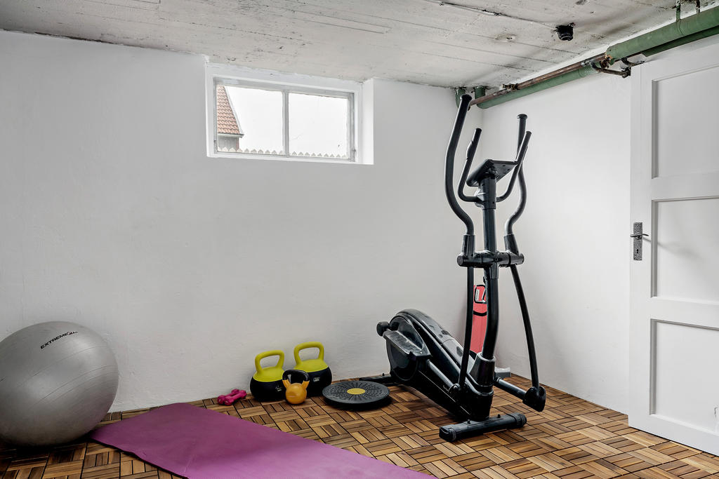 Källaren har många användningsområden, här kan du bl a ha gym!