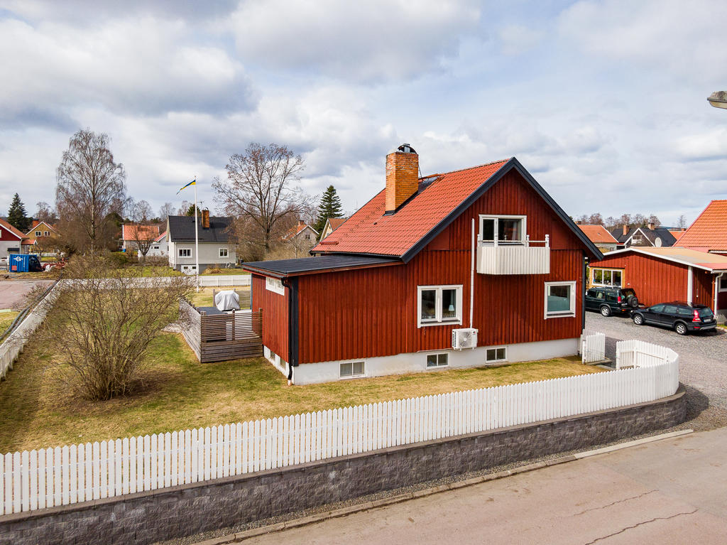 Snygg mur på framsidan av huset!