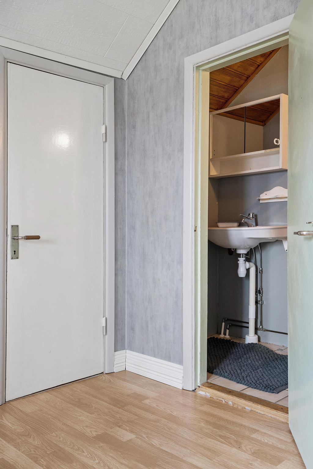 WC på övre plan och kattvind som erbjuder massor av förvaring