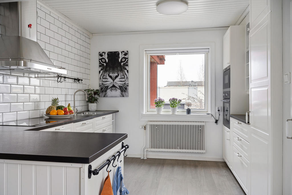 Kök med luftig planlösning tack vare den halva köksön