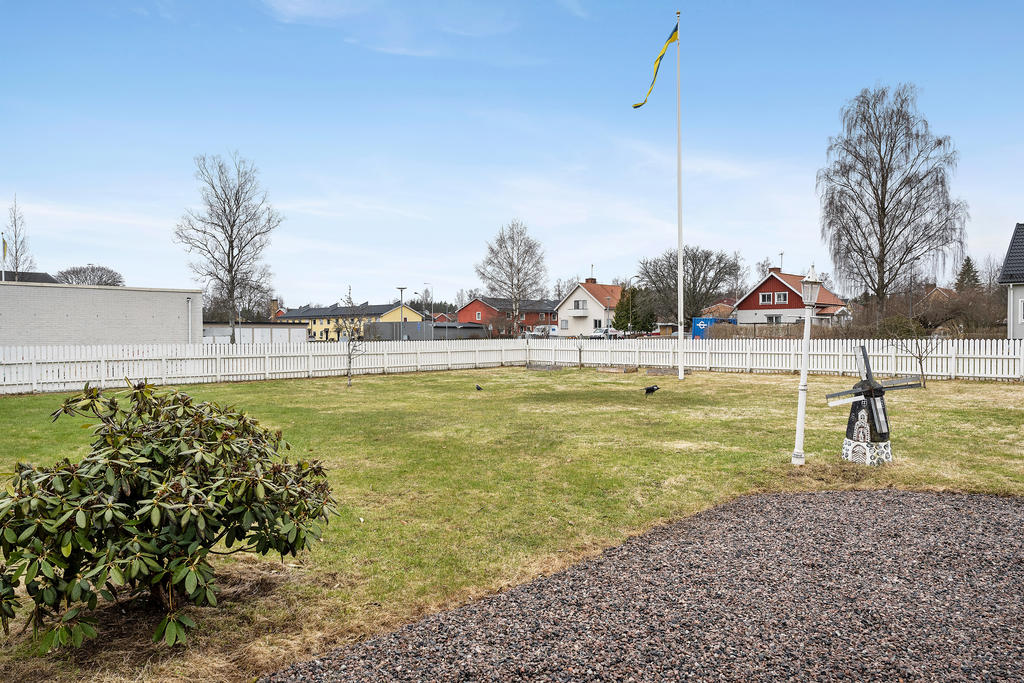 Stor, lättskött trädgård!