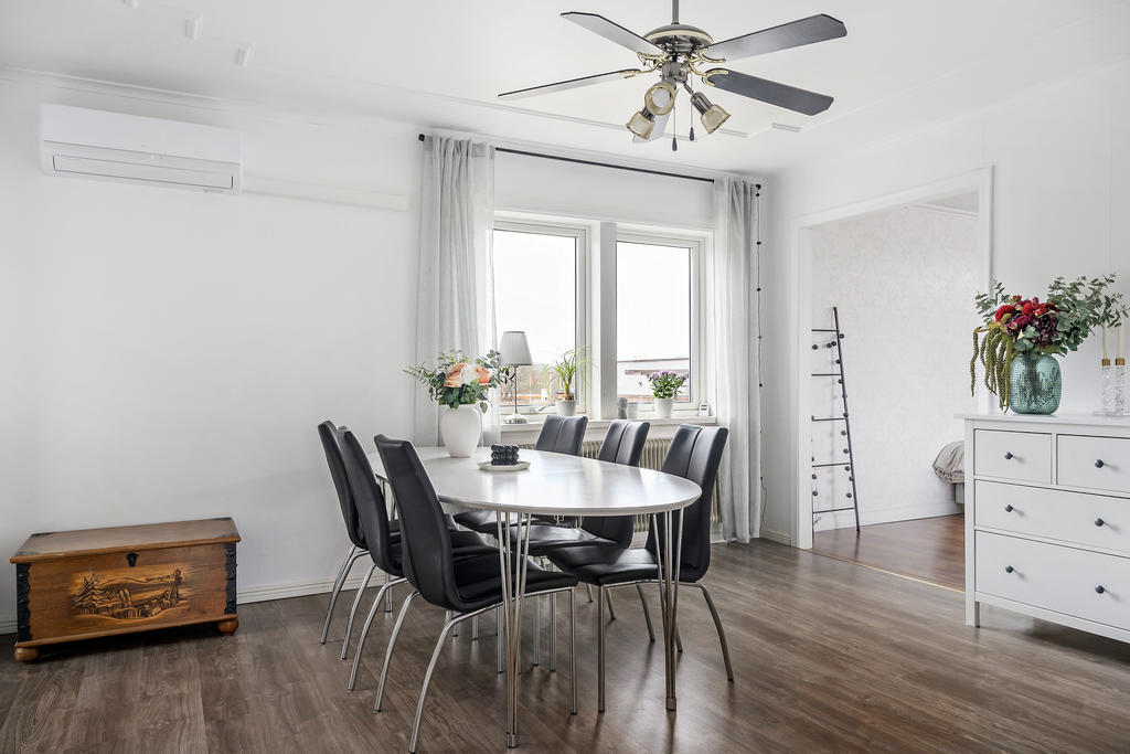 I matrummet får du plats med ett stort matbord!