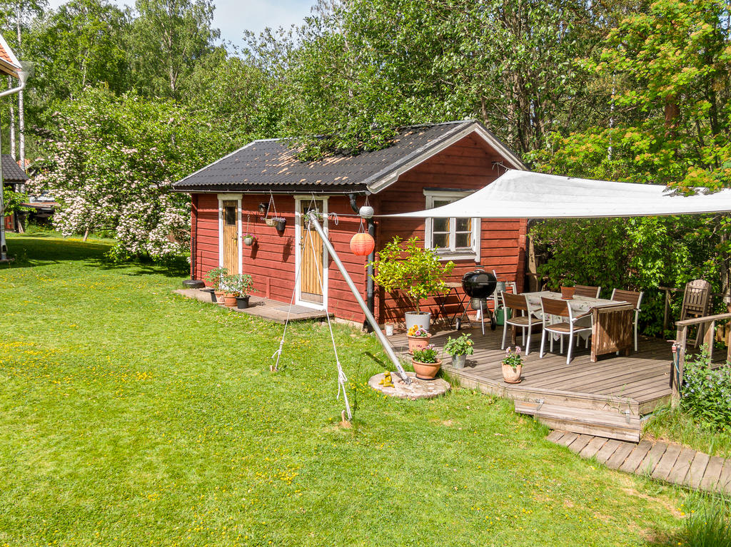 Härlig uteplats för grillkvällar då det kanske blir för varmt att sitta i uterummet. 