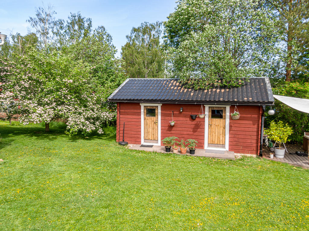 Det ena uthuset - gästrum till höger och förråd till vänster.