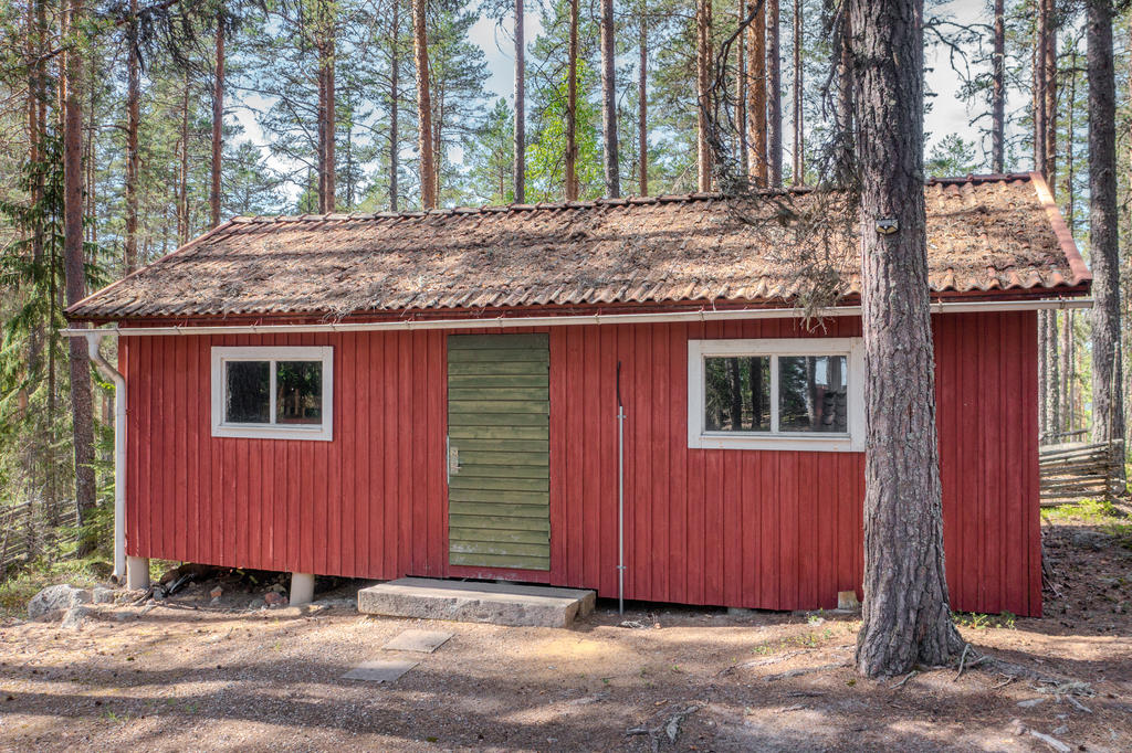Uthusbyggnad med vedbod, förråd och duschrum med separettoalett, handfat och duschkabin