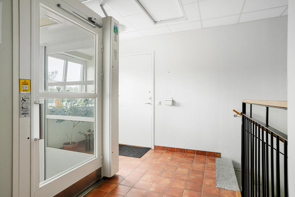 Hissen finns i trapphuset utanför lägenheten. Med denna nås markplan och källaren.