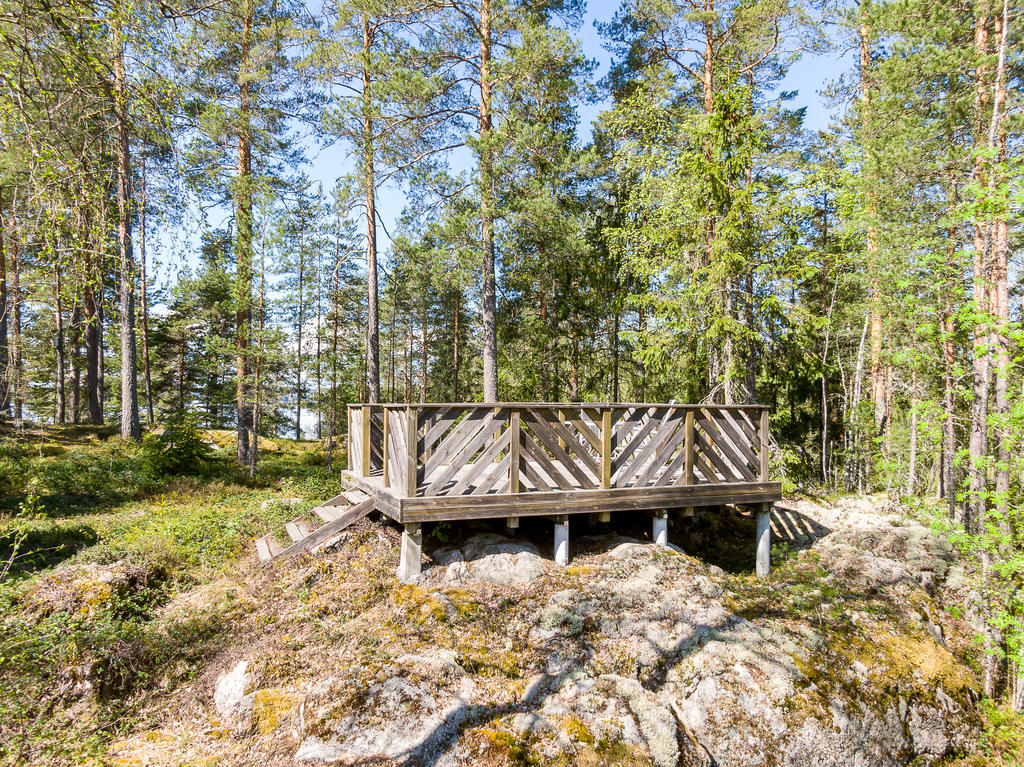 Fristående trädäck med utsikt ner mot sjön!