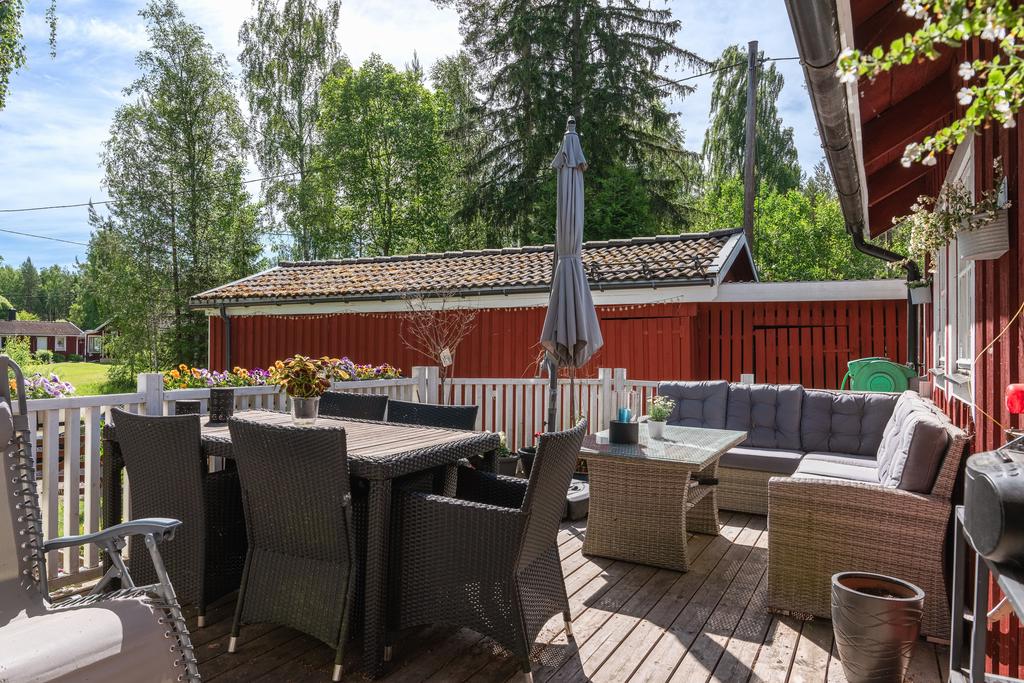 Stor altan på framsidan som badar i sol!