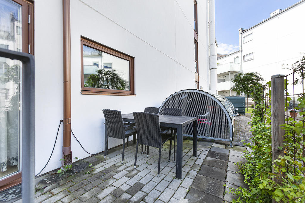 Uteplats mot innergård med grill och bänkar samt laddning av diverse hjälpmedel