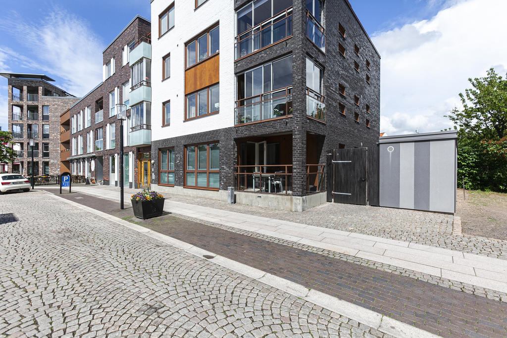 Trevlig marklägenhet med balkong mot Köpmansgatan och dagsljuset