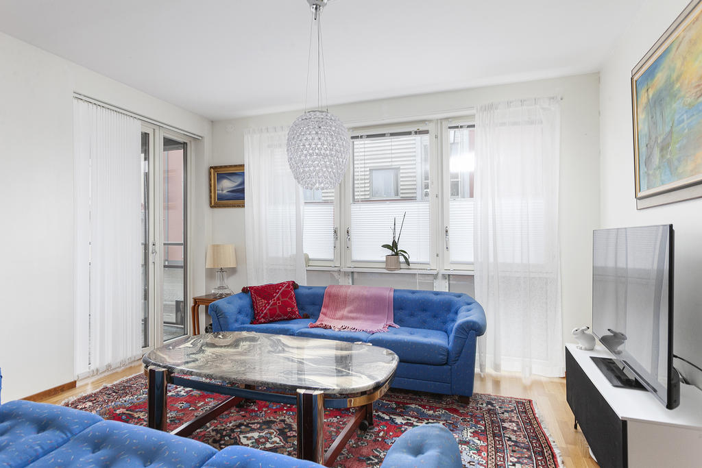 Allrumsdel och utgång till balkong/uteplats