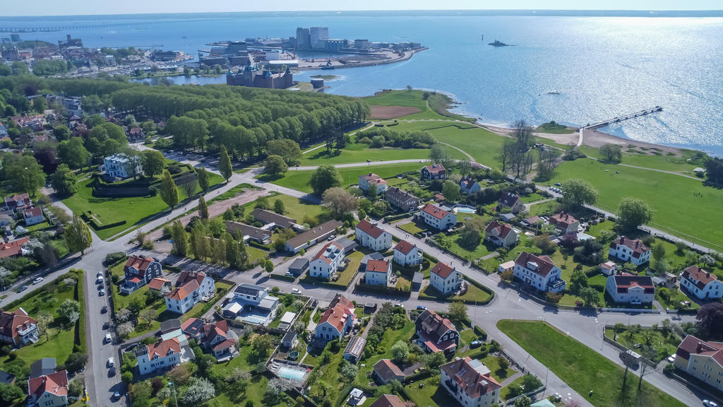 Vy över Kalmarsundsparken och Kvarteret Liljan. Kalmar slott och Kvarnholmen