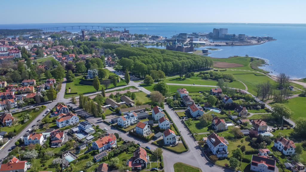 Vy över Kalmarsundsparken och Kvarteret Liljan. Kalmar slott, Gamla stan och Kvarnholmen. Ölandsbron i bakgrunden.
