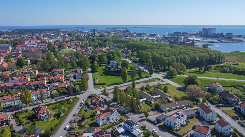Vy över Kalmarsundsparken och Kvarteret Liljan. Kalmar slott, Gamla stan och Kvarnholmen. Ölandsbron i bakgrunden.