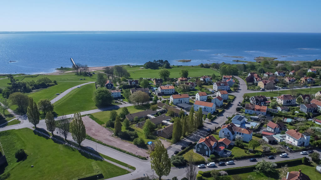 Vy över Kalmarsundsparken och Kvarteret Liljan. Öland i horisonten.