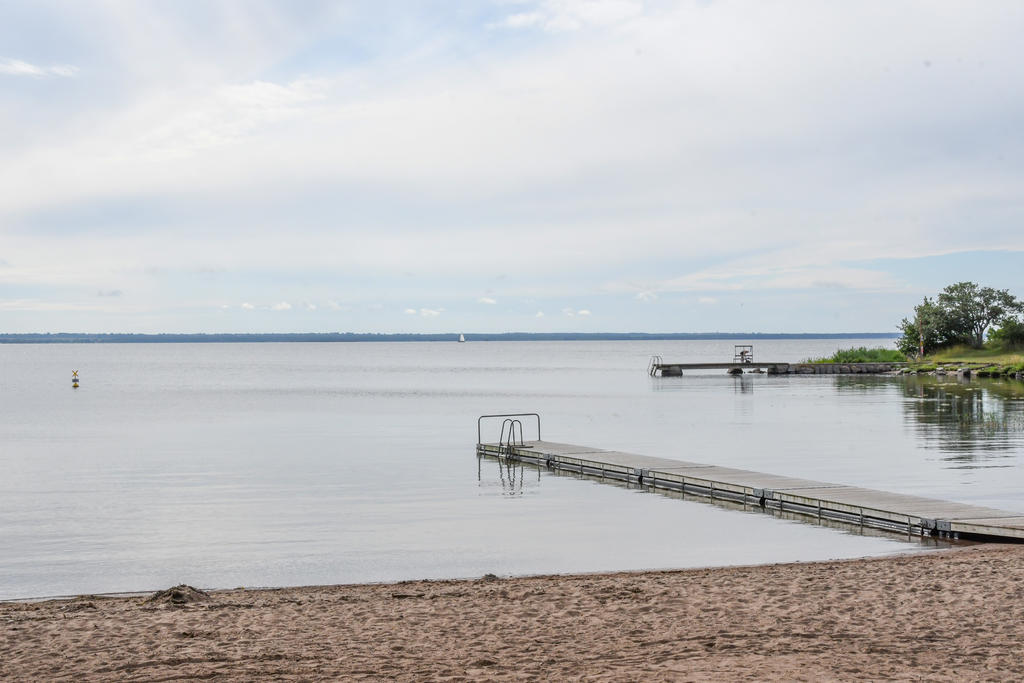 Stensö badplats med tre bryggor och sandstrand