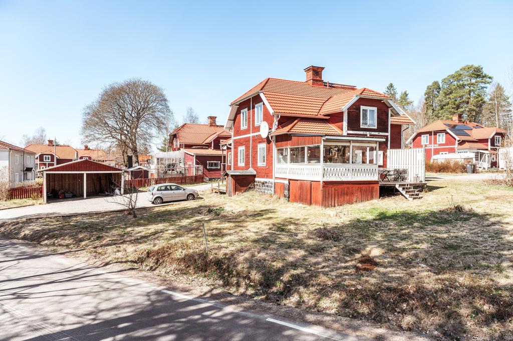 Lättskött trädgård och gårdsplan med plats för flertal bilar och dubbelcarport