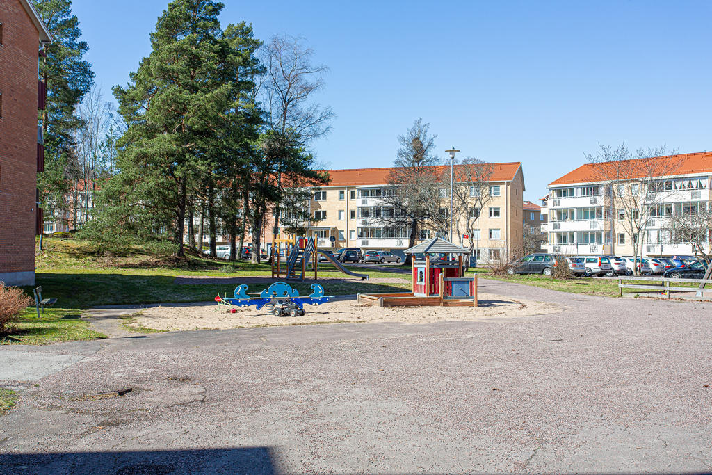 Trevlig innergård med lekplats