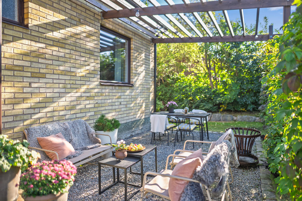 Fin pergola på husets framsida