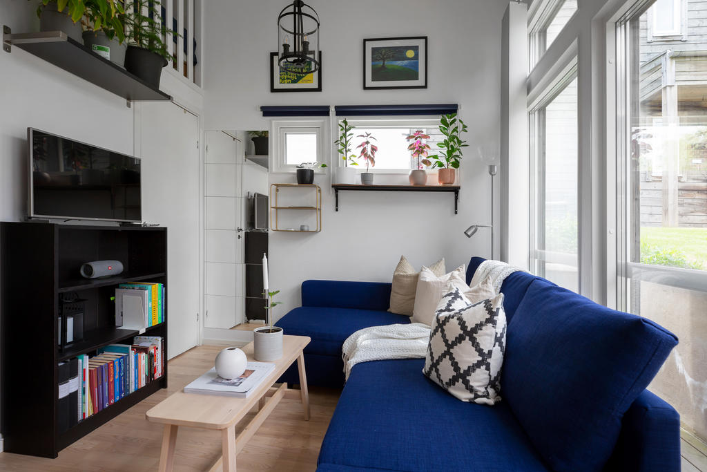 Vardagsrum med plats för soffa och TV-möbel