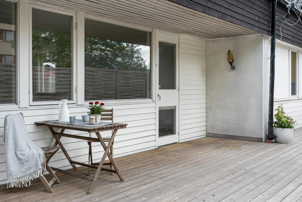 Uteplatsen ligger sydväst så här finns goda solchanser under större delen av dagen.