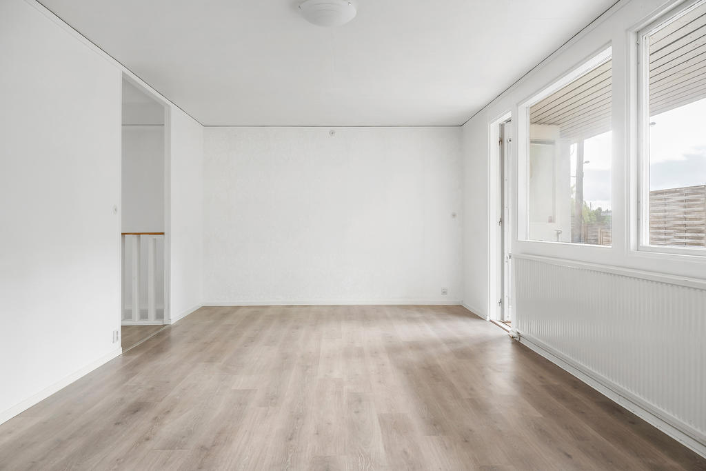Allrum/vardagsrum i huset med utgång till den stora altanen.