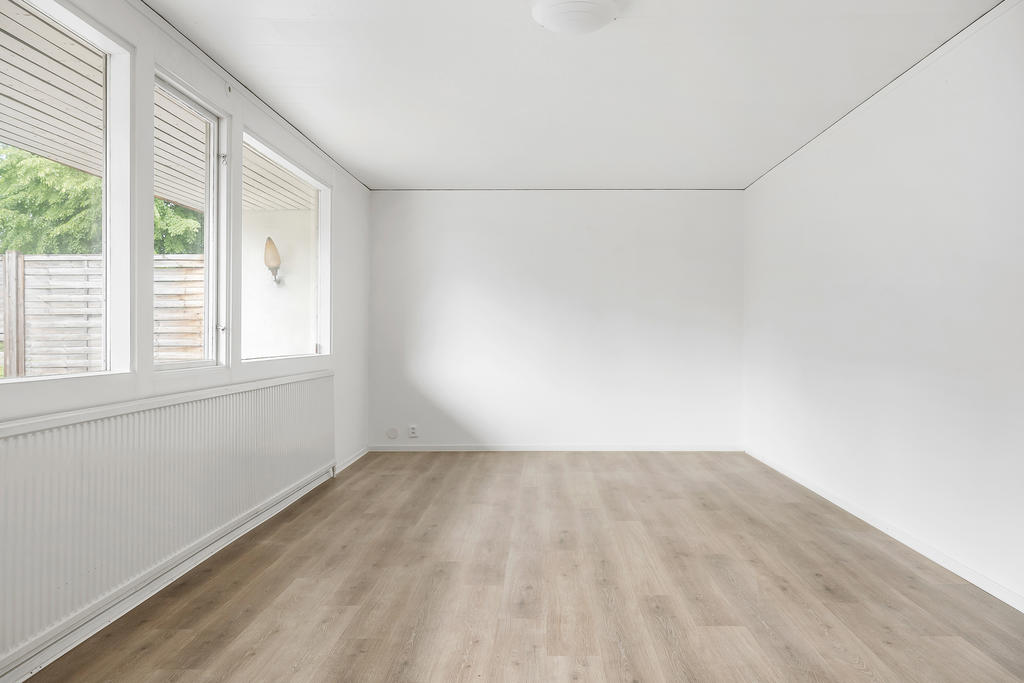 I vardagsrummet finns plats för såväl soffhörna som matgrupp om så önskas.