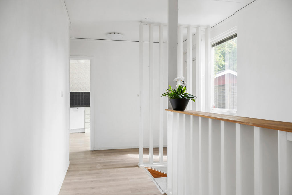 Hall och trappa till källarvåning.