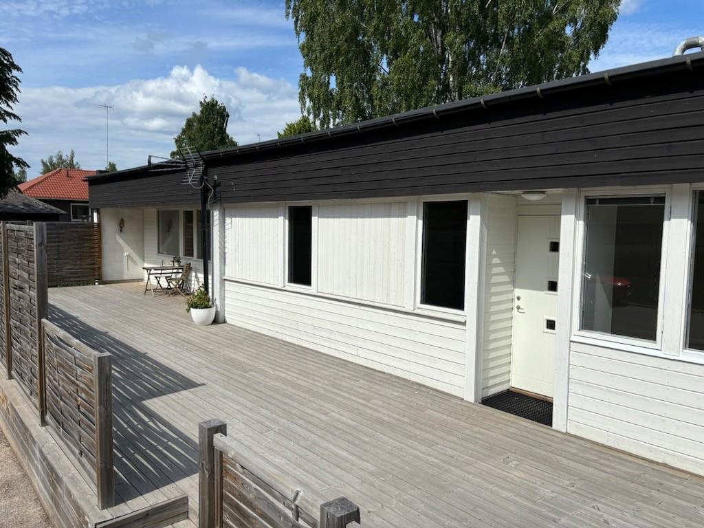 Generös, insynsskyddad altan.
Entré till den mindre lägenheten till höger i bild. 