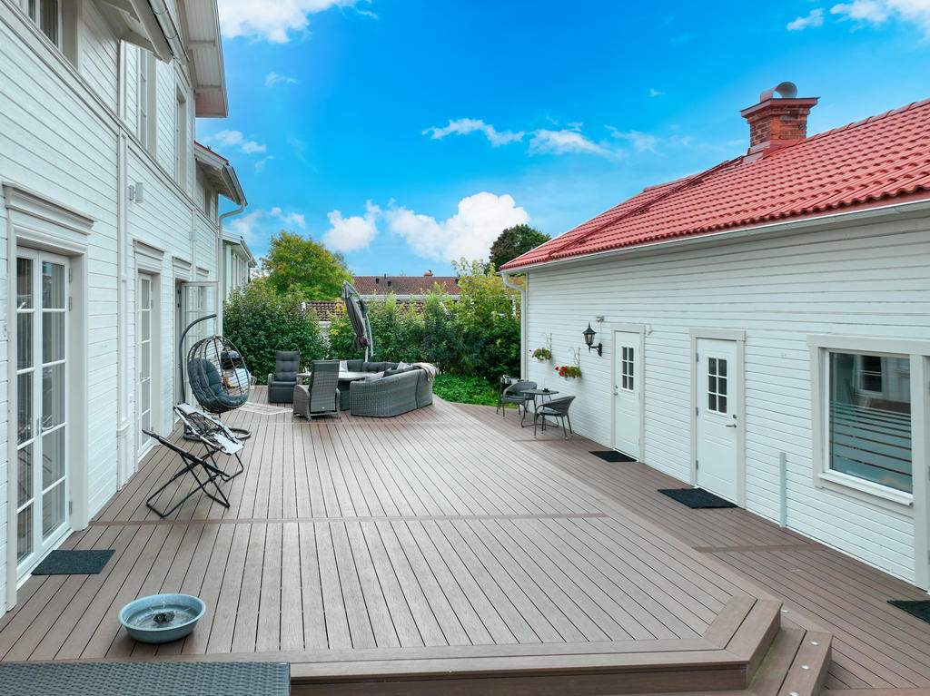 Rymligt soldäck mellan huset och uthuset
