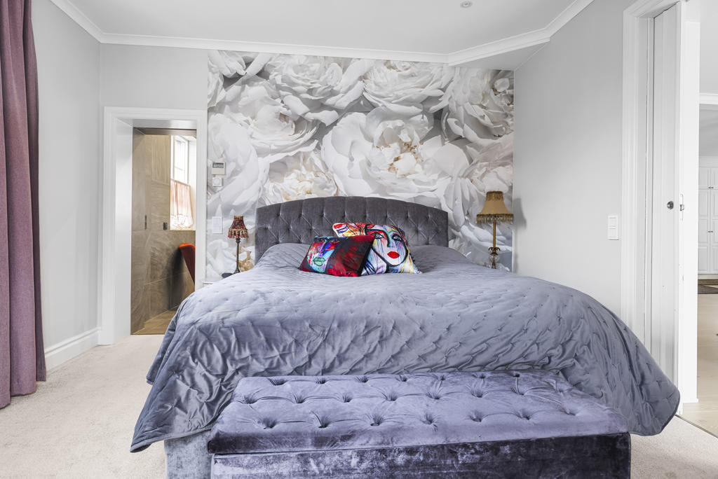 Ingång till helkaklat duschrum från Master-bedroom