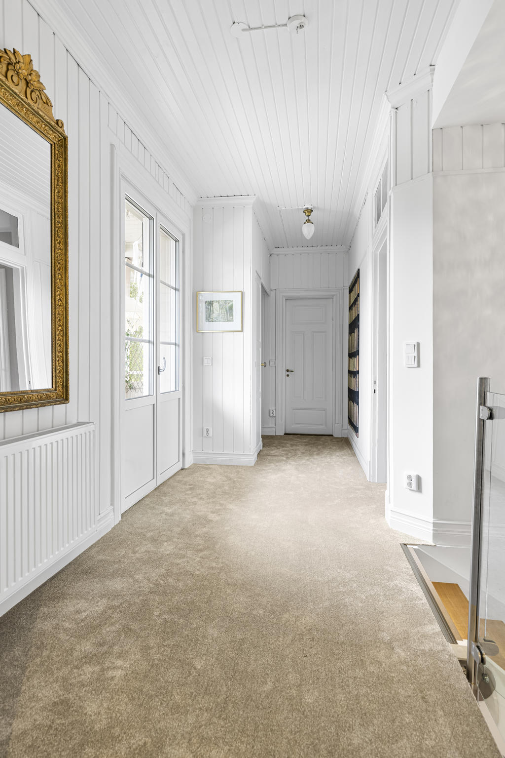 ÖV: Hall med pardörrar ut till balkongen