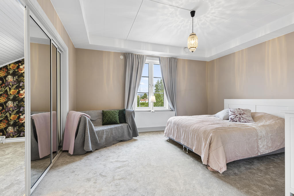 ÖV: Sovrum med intilliggande walk-in-closet