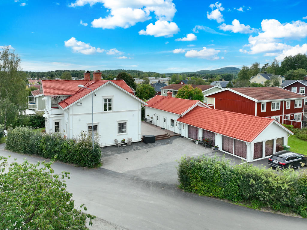 I uthusbyggnaden finns det, förutom pannrum och loft med gott om förvaring, en separat lägenhet