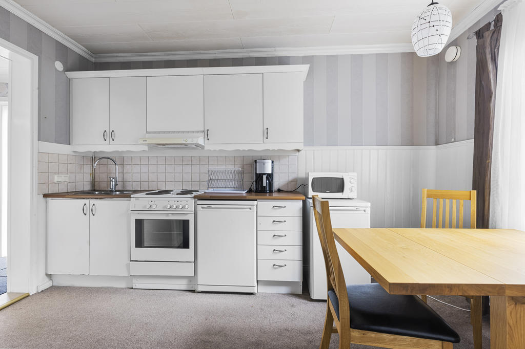 Uthusbyggnad, lägenhet: 
Kök med plats för matbord