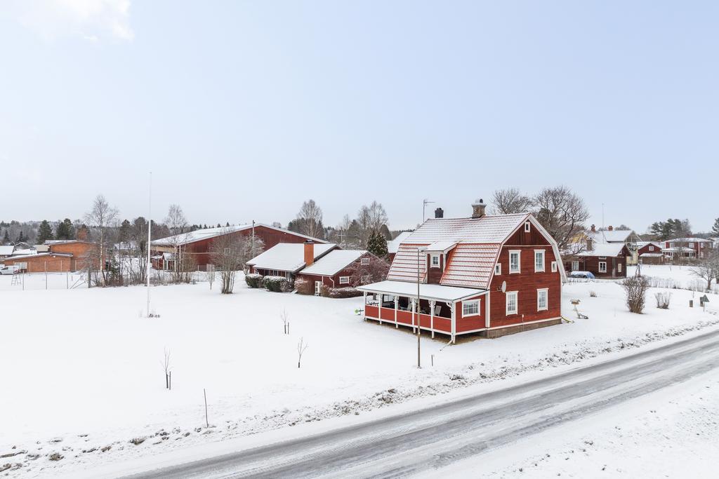 Familjevilla med närhet till skola, utomhusbad och ishall