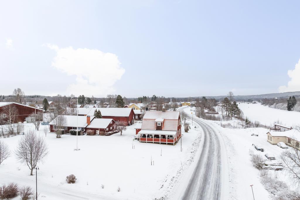 Fastigheten belägen längs Björbovägen intill Västerdalälven