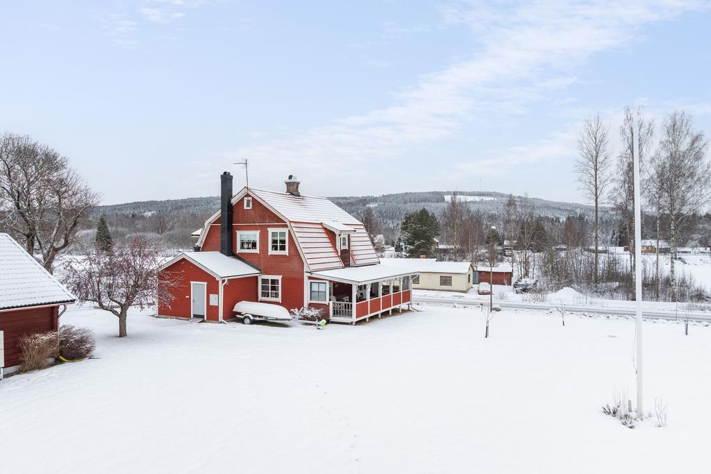 Trädgårdssidan med verandan