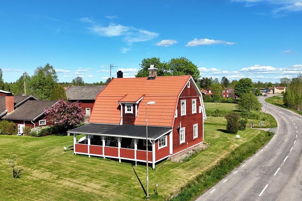 Familjevilla med närhet till skola, utomhusbad och ishall