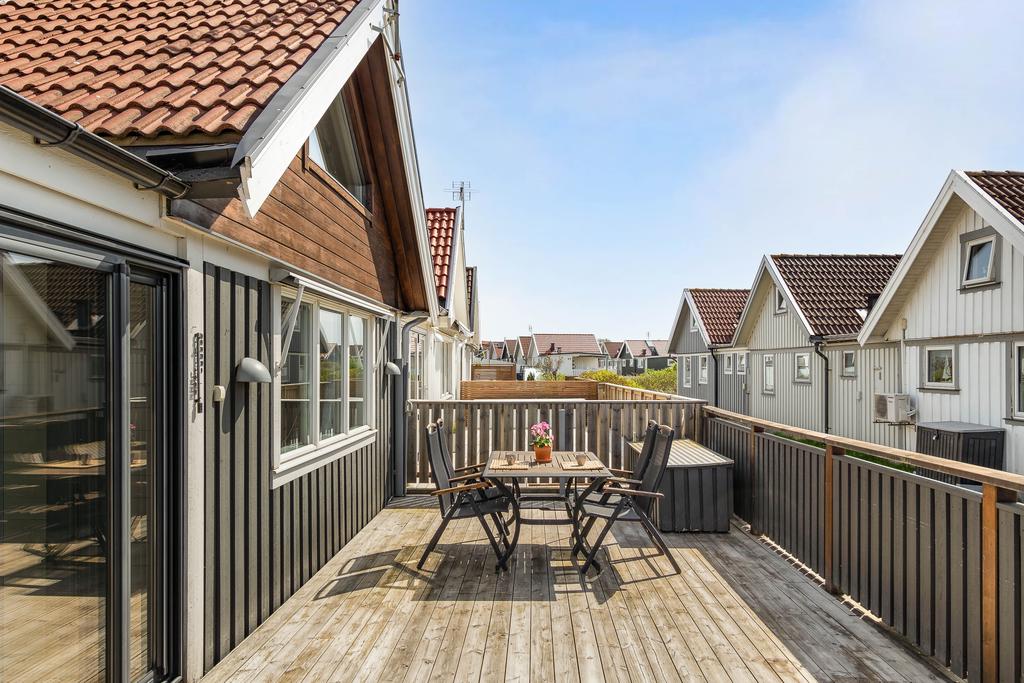 Altanen är perfekt för soldyrkarna men också för ljumna middagar efter kvällsbadet