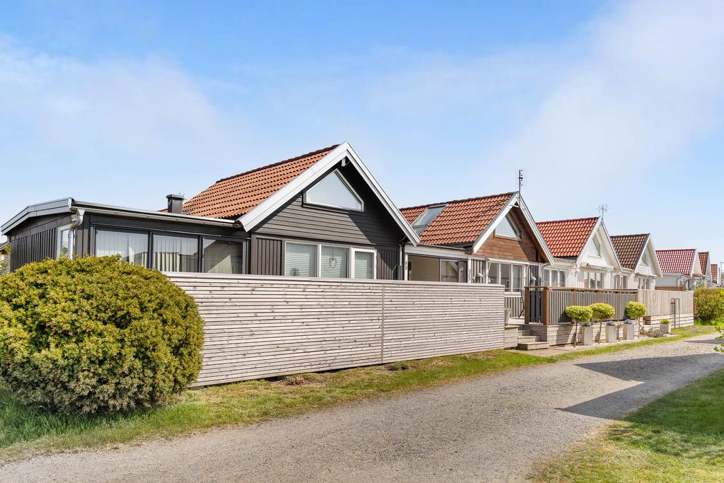 Området besitter otrolig charm med sina grusvägar och strandängar med små stigar ner till havet