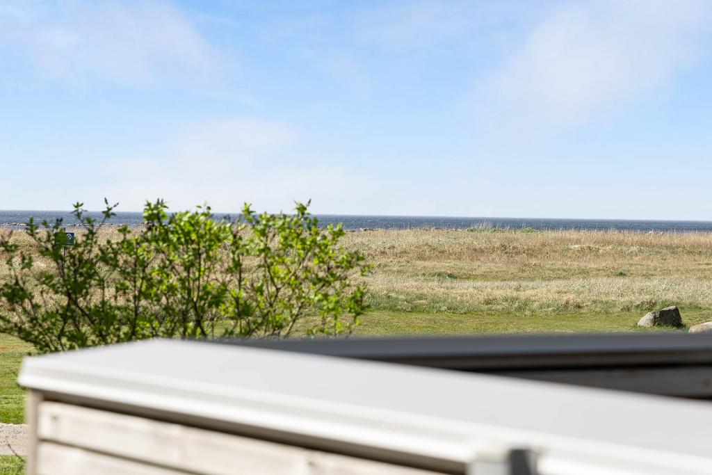 Från altanen har ni delvis vy mot havet